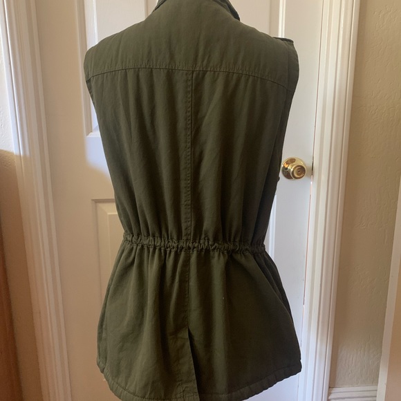 Vest - Picture 2 of 3